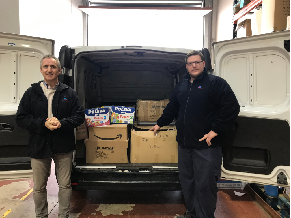 dos hombres con una furgoneta realizando la recogida de alimentos