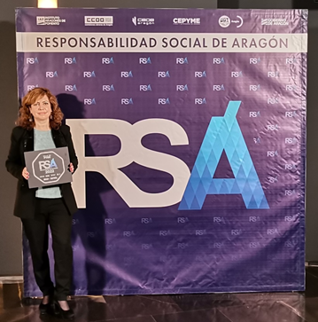 imagen mujer posando con el sello rsa 2022