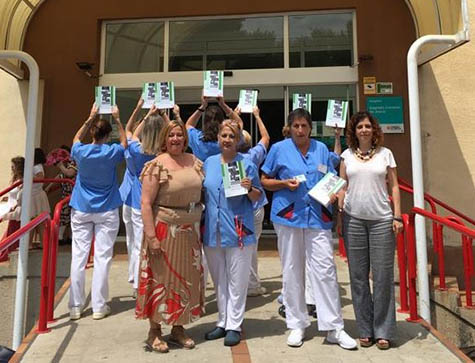 mujeres en la entrega de carnet profesionales de limpieza