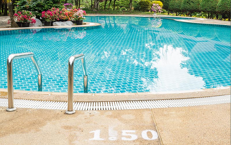 piscina con flores servicio de mantenimiento